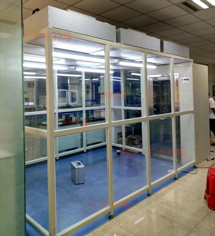 百級(jí)潔凈棚滿布FFU風(fēng)機(jī)過(guò)濾單元，滿足不同實(shí)驗(yàn)對(duì)環(huán)境條件的要求。